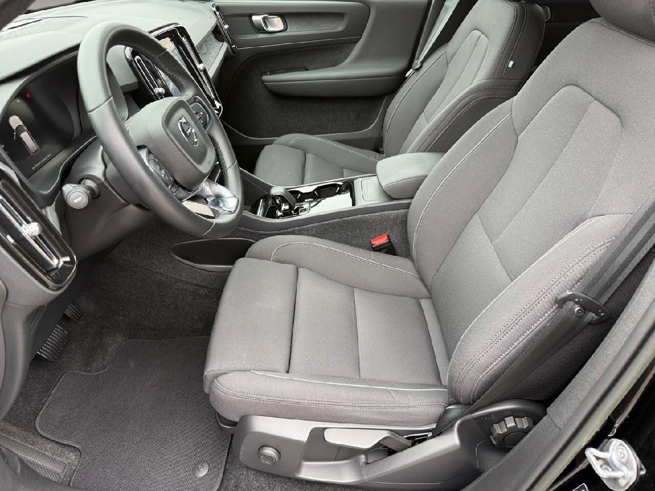 Fahrzeugabbildung Volvo XC40 Core Recharge Pure Electric 2WD