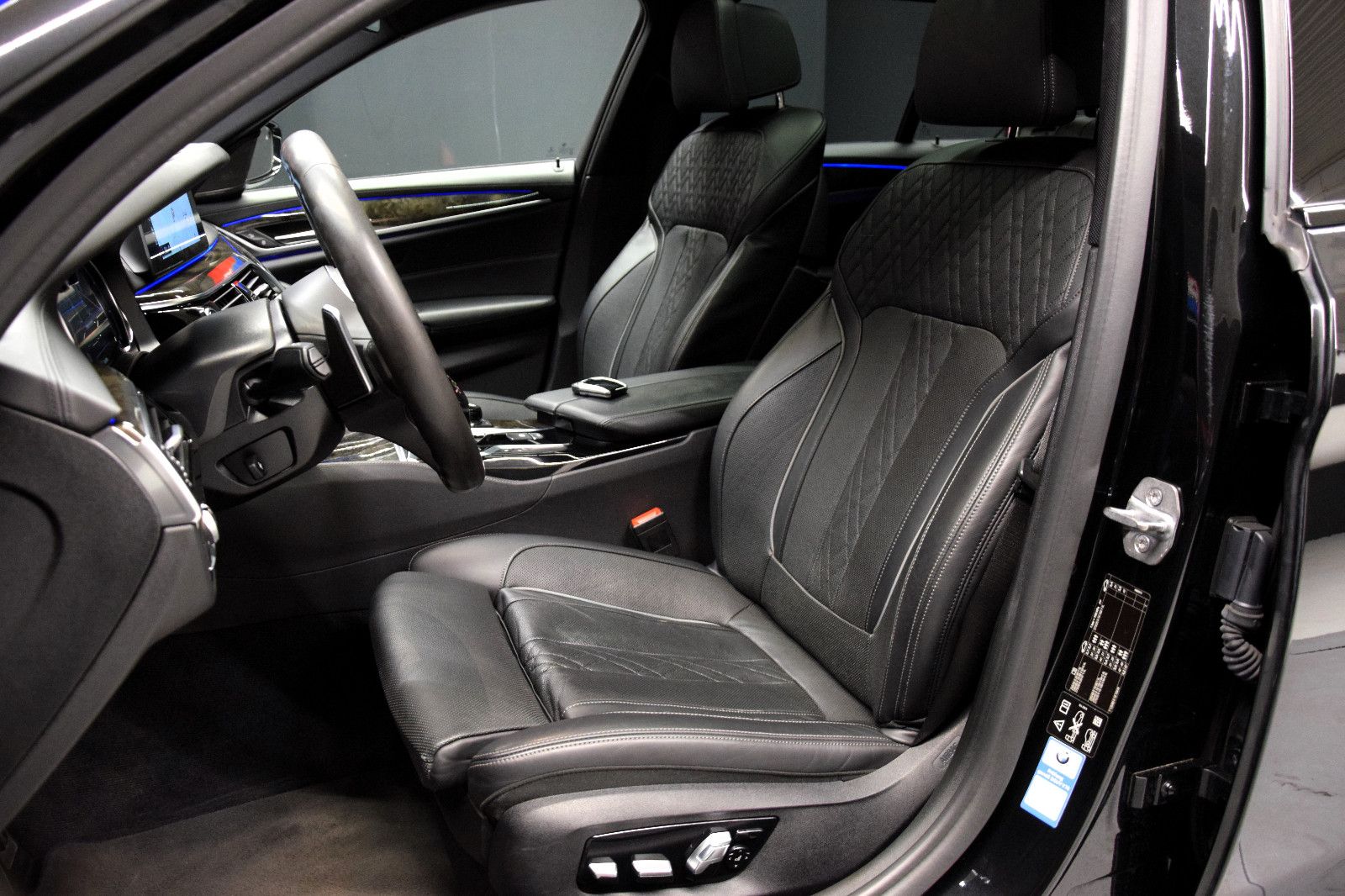 Fahrzeugabbildung BMW M550d xDr Tour Pano H/K HuD ACC Sitzlüft Massage