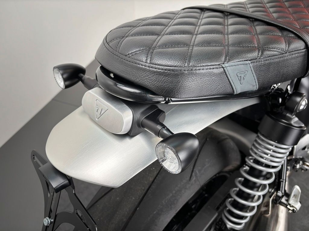 Fahrzeugabbildung Triumph SPEED TWIN 1200 *ZUBEHÖR *1. HAND *BAJA ORANGE