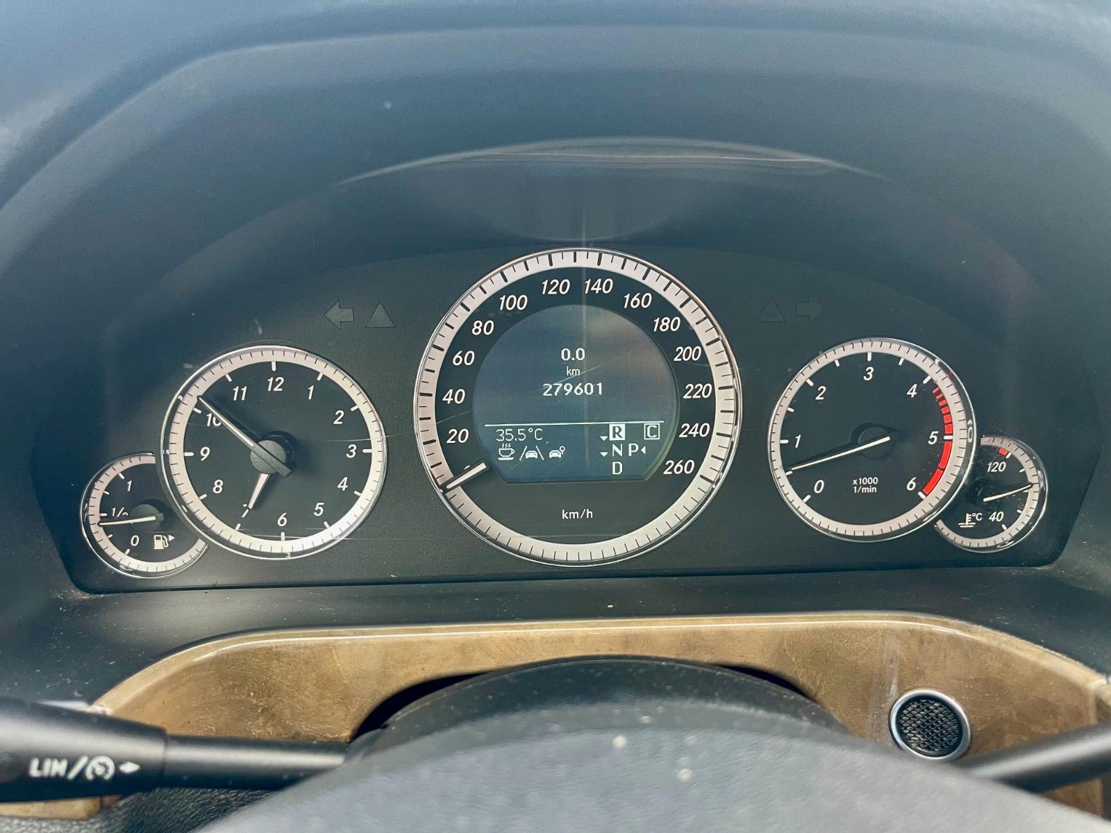Mercedes-Benz E350 2010 — photo 24