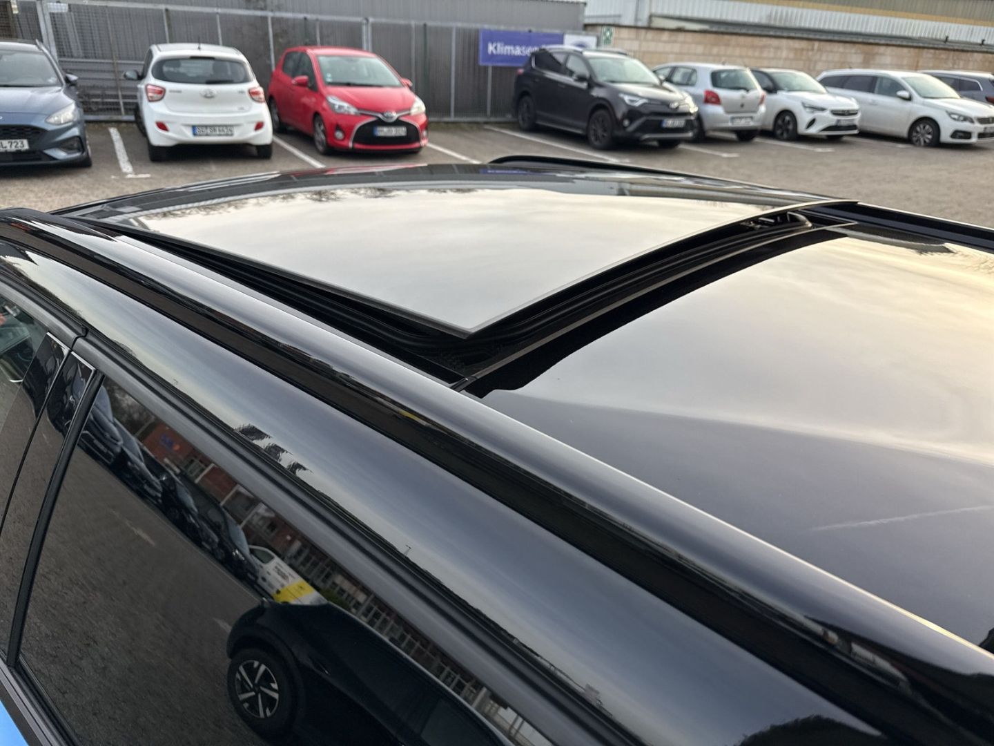 Fahrzeugabbildung Peugeot 2008 e- GT Pack El. Panodach Navi Leder Massages
