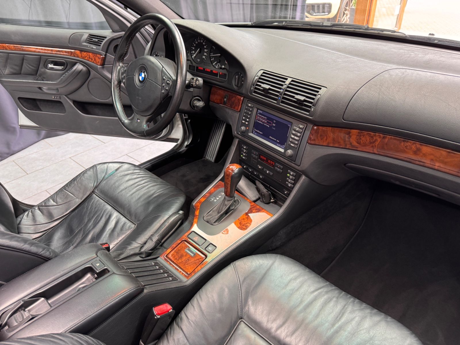 Fahrzeugabbildung BMW 540i LIM|AUTOMATIK|16:9 NAVI|LEDER|DOPPELVERGLAS