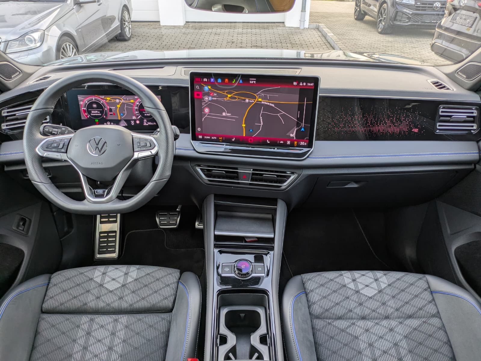 Fahrzeugabbildung Volkswagen Tiguan 2.0 TDI 4M R-Line BLACK*PAN*HK*AHK*MATRIX