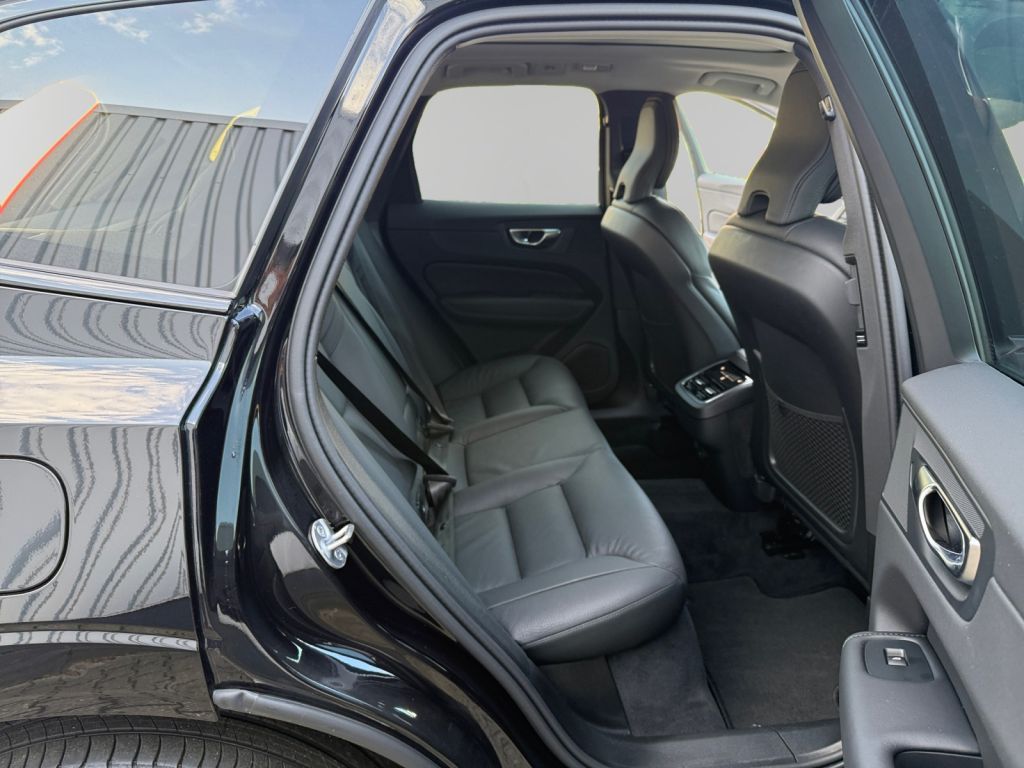 VOLVO XC60 B5 B AWD Ultra Dark Harman/Kardon 360° VOLVO XC60 B5 B AWD Ultra Dark Harman/Kardon 360°