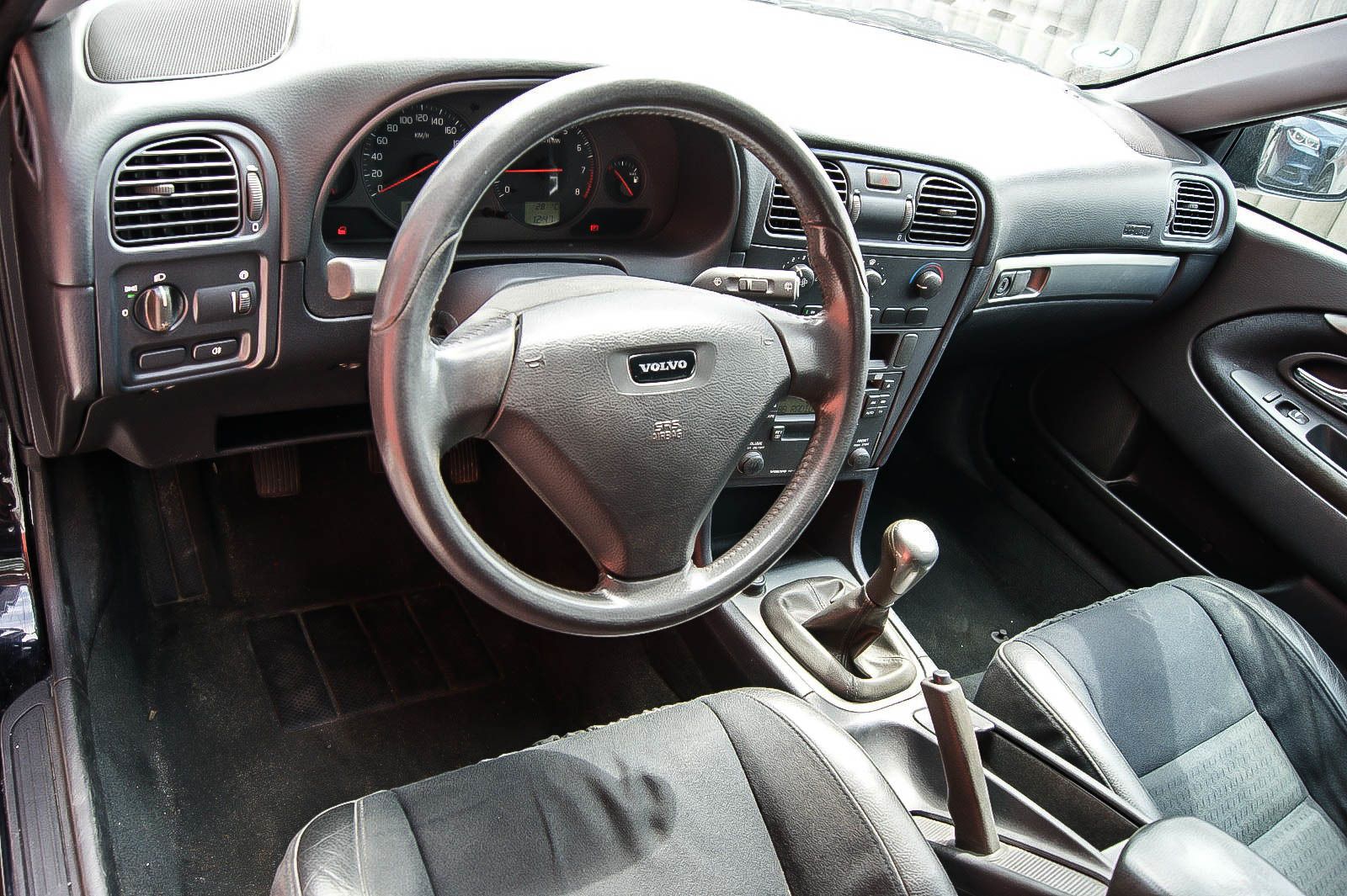 Fahrzeugabbildung Volvo V40 1.8i KLIMA XENONLICHT 2.HAND GEPFLEGT