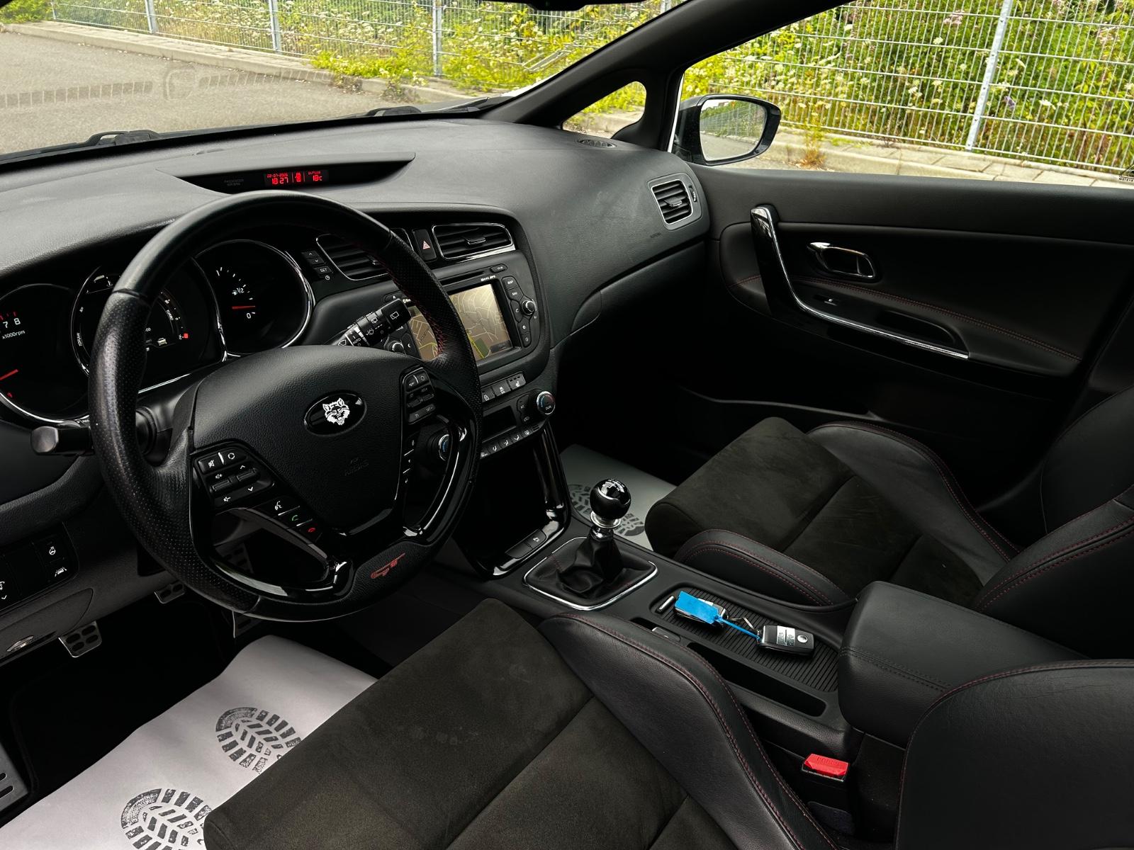 Kia Ceed 1.6 T-GDI GT-Track*PANO*KEYLESS*NAP*RFK*