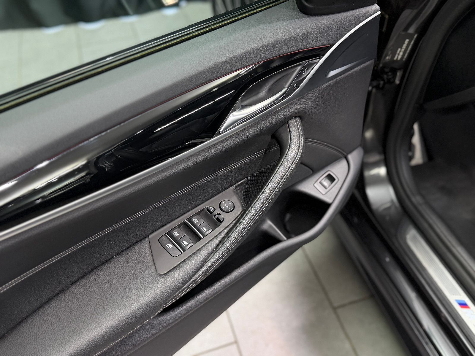 Fahrzeugabbildung BMW BMW 530i Lim xDrive M SPORT|HEAD-UP|360"|NAVI|