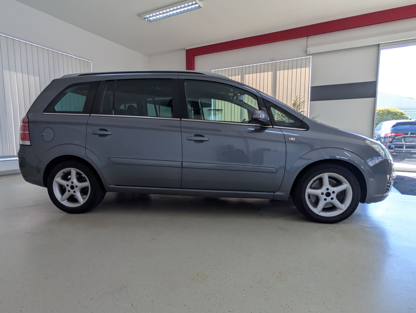 Fahrzeugabbildung Opel Zafira 2.2 Cosmo PANO 7S EURO4 GRÜN PLAK