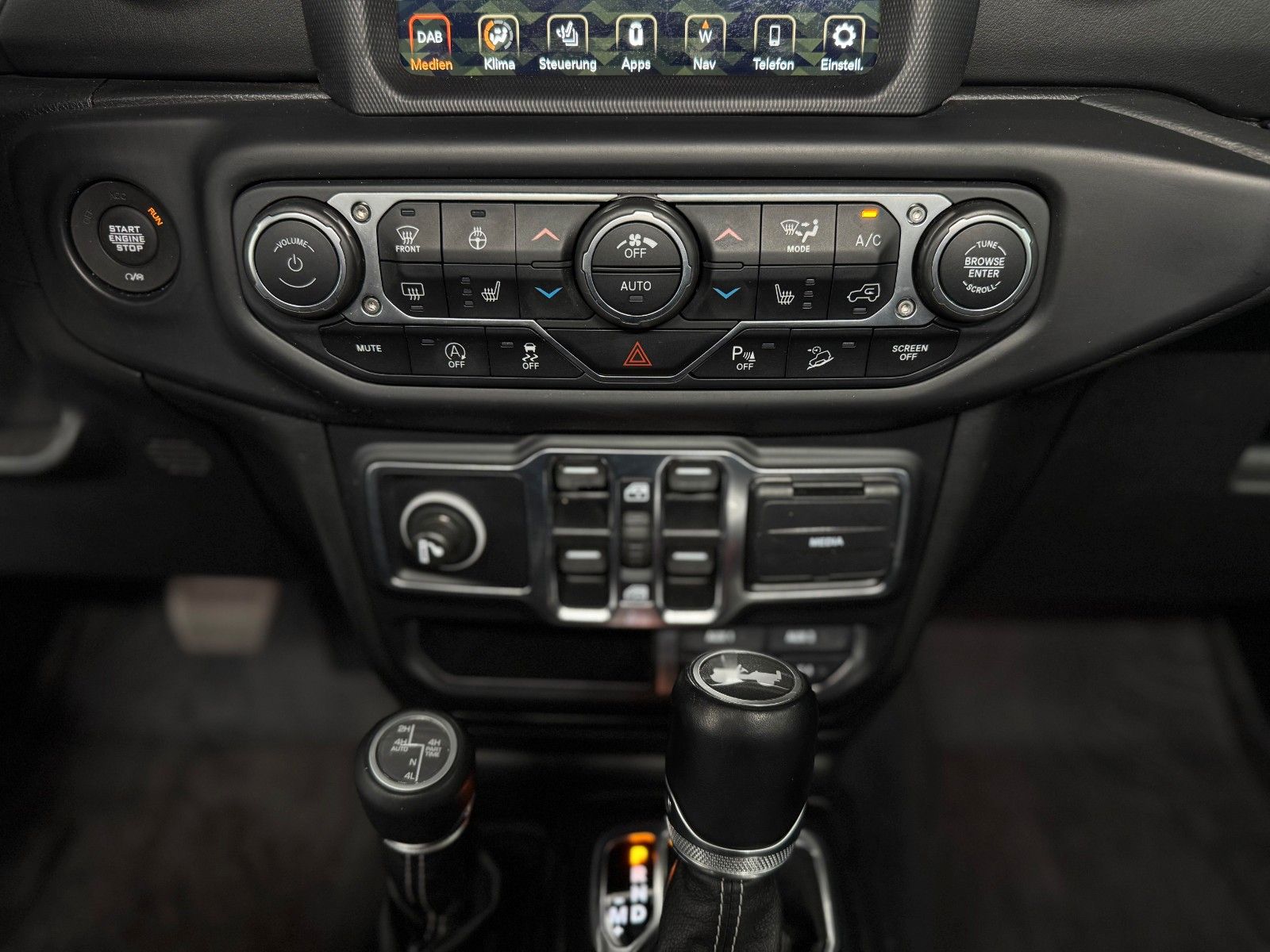 Fahrzeugabbildung Jeep Wrangler 2.2 CRDi Sahara Overland "SkyOne AHK"