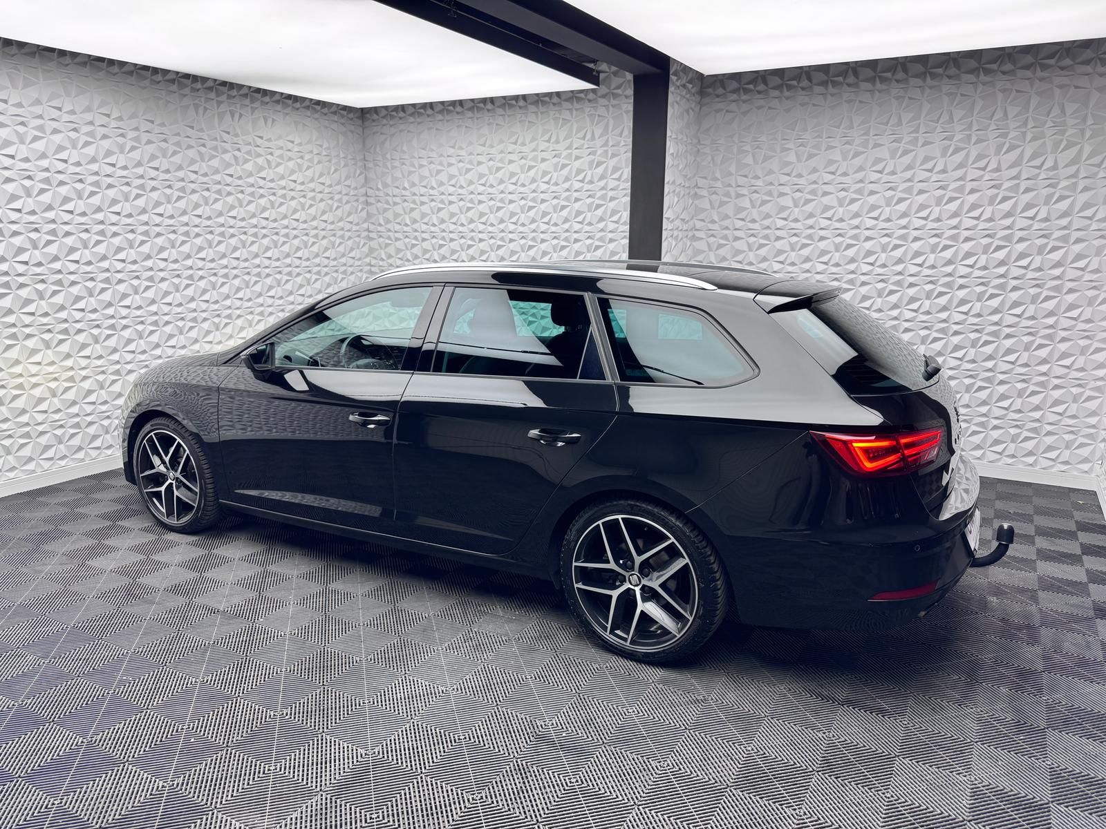 Fahrzeugabbildung SEAT 2.0 TSI FR-LINE/ACC/BEATS/PANO/AMBIENT/R-CAM/AHK