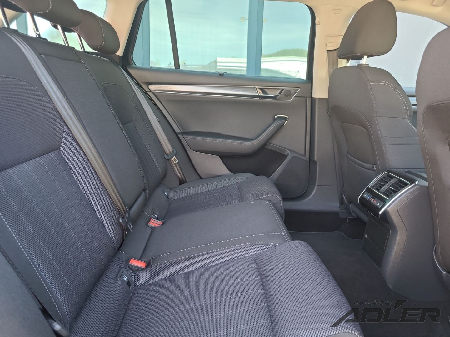 Skoda Superb Combi 2,0 TSI DSG Style AHZV Navi foto 13