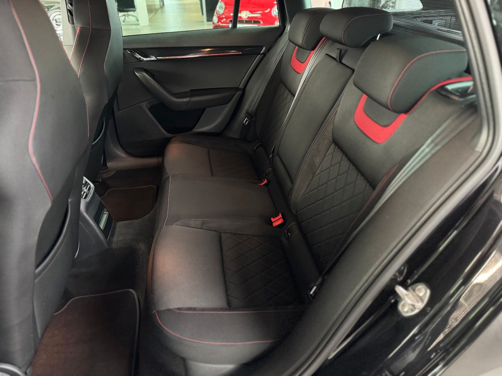 Fahrzeugabbildung SKODA Octavia Combi 2.0 TDI RS 4x4   "ACC Park-Paket"