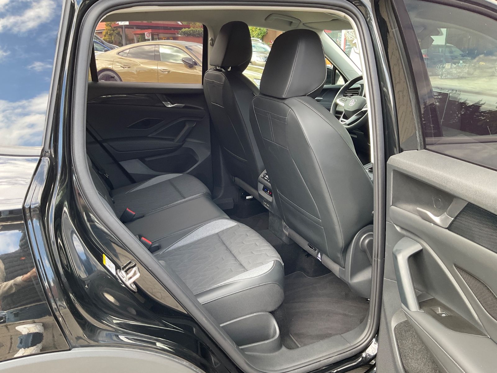 Fahrzeugabbildung Volkswagen Tiguan 2.0 TDI DSG ENERGY,AHK,Navi,IQLight,