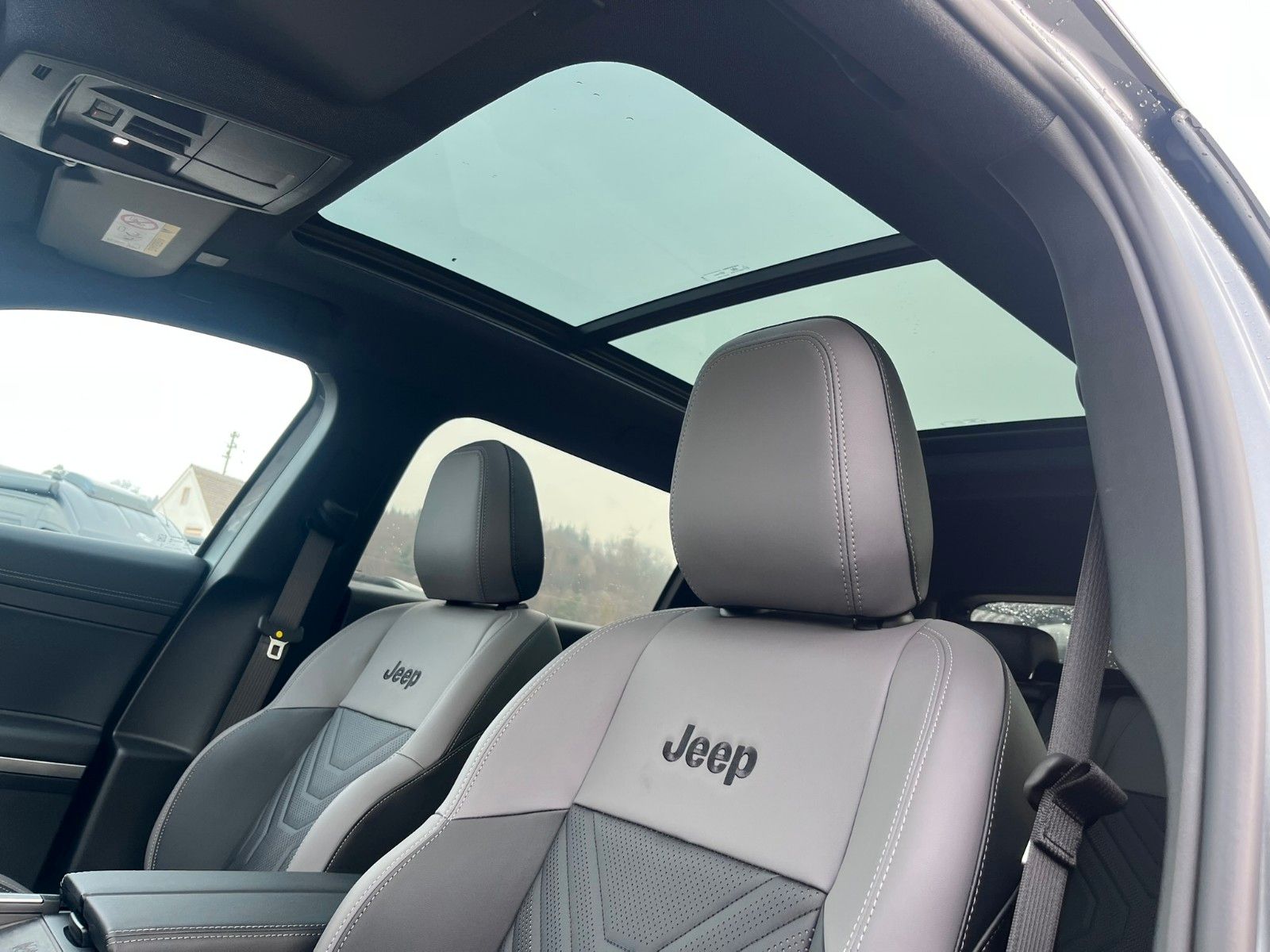 Fahrzeugabbildung Jeep Compass E-Hybrid 1.2 eDCT 100 kW First Edition