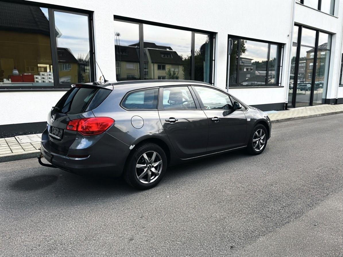 Opel Astra 2011 — photo 5