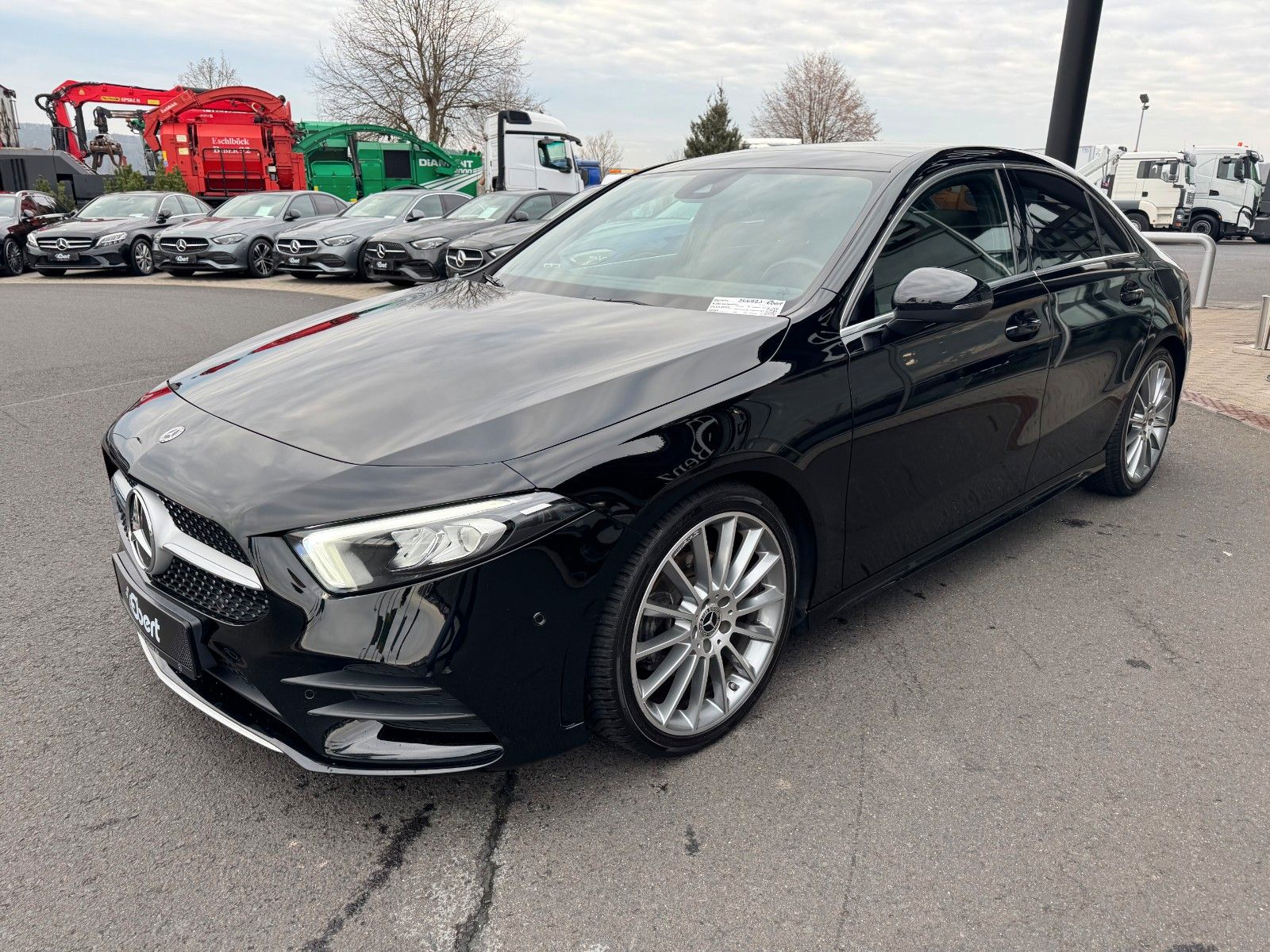 Fahrzeugabbildung Mercedes-Benz A 200 AMG 19"+Ambiente+R-Kamera+Pano+LED+MBUX