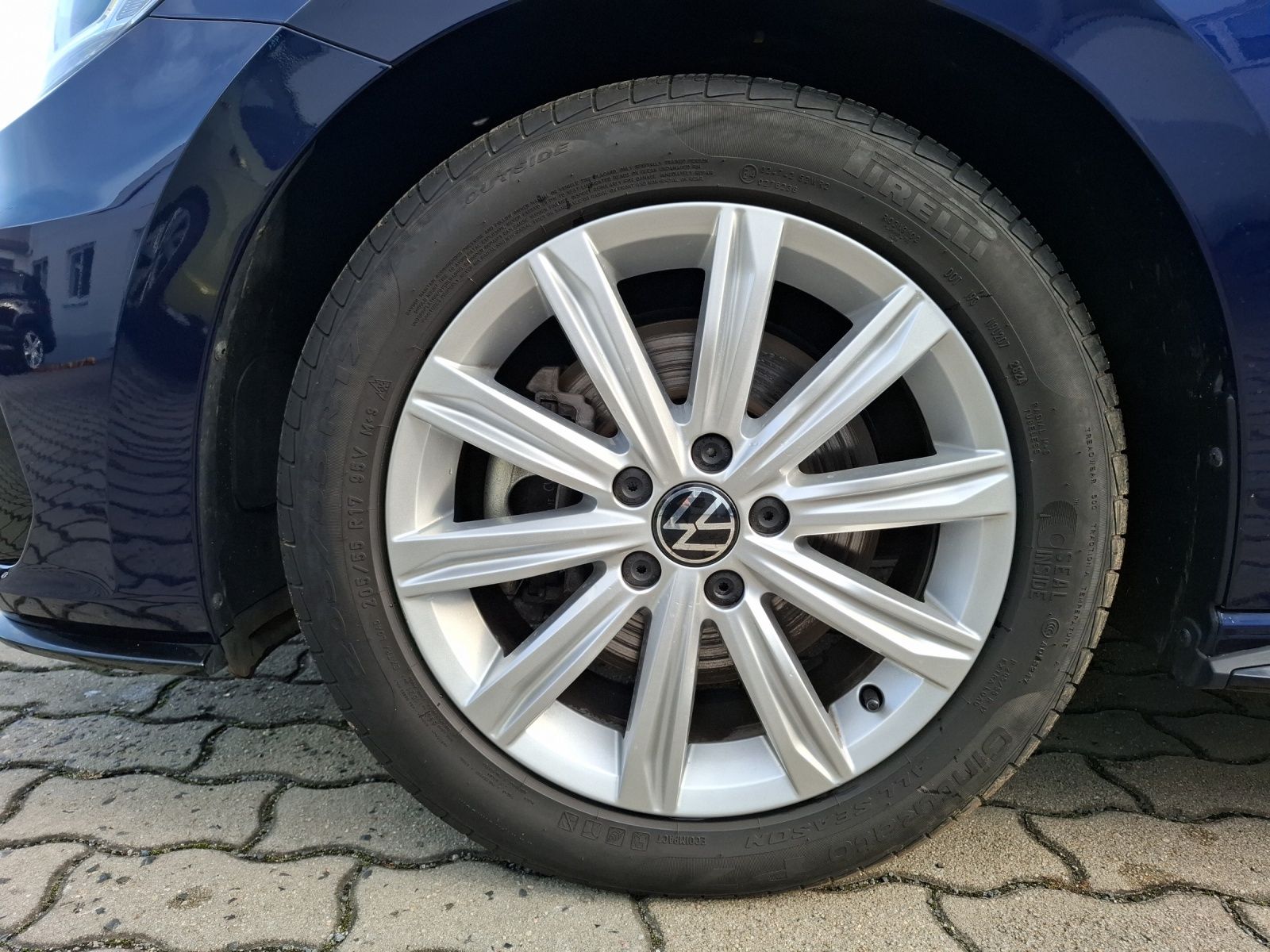 Fahrzeugabbildung Volkswagen Touran TSI Comfortline DSG R-Line LED Navi AID A