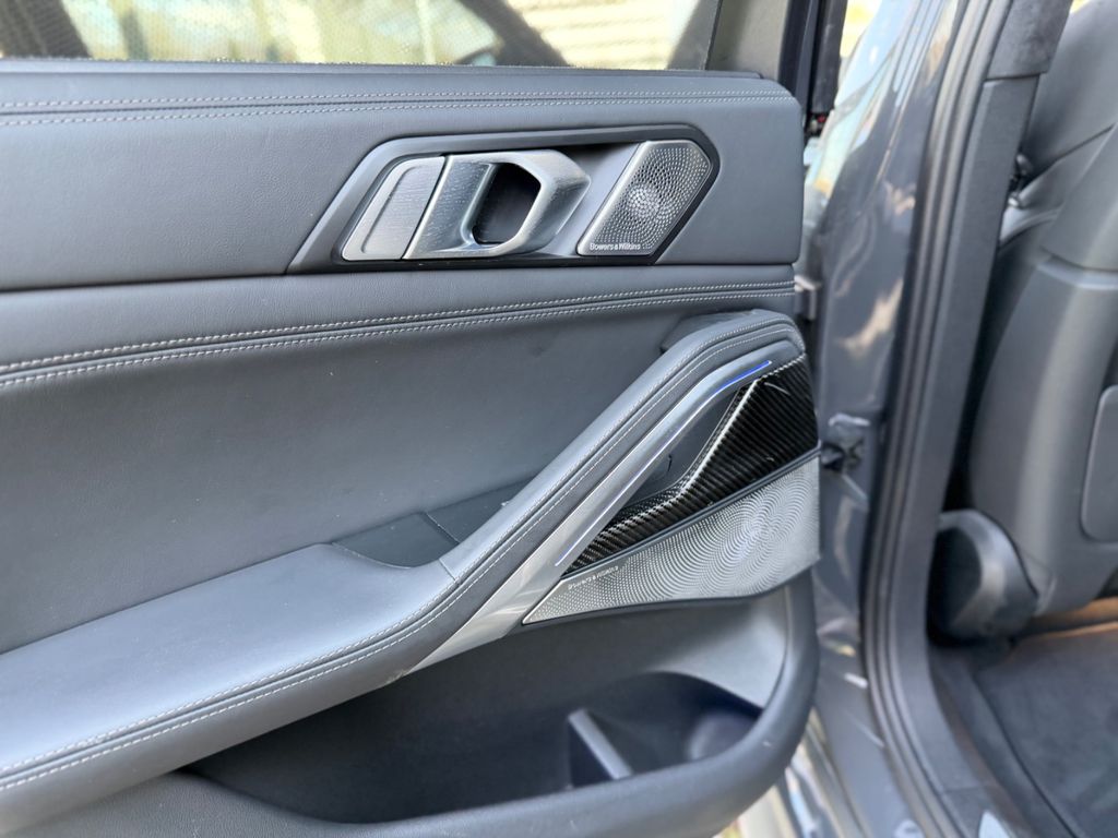 BMW X6 M60i/B&W/M-Paket Pro/Sky-Lounge/S-Belüftung BMW X6 M60i/B&W/M-Paket Pro/Sky-Lounge/S-Belüftung