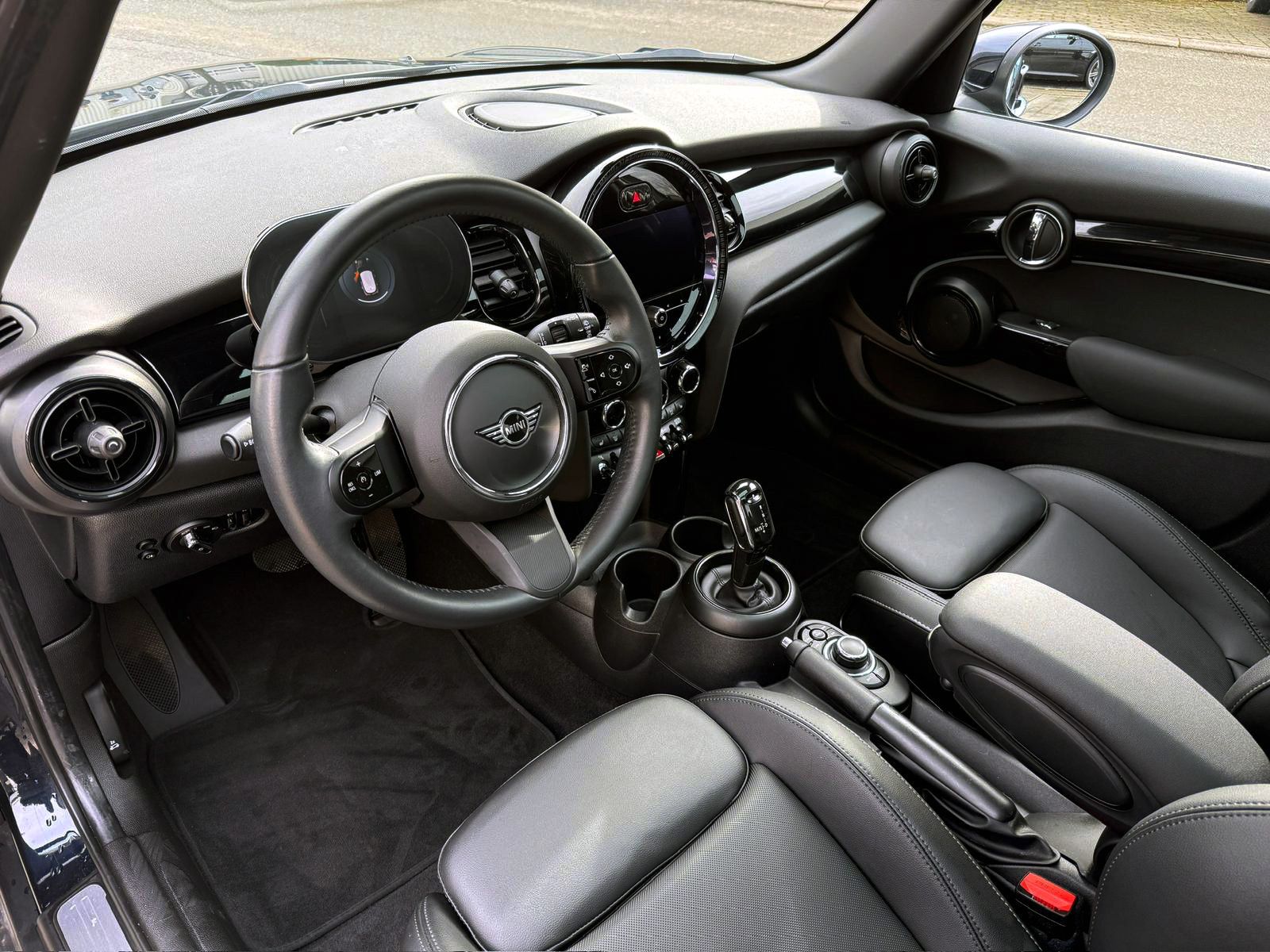 Fahrzeugabbildung MINI ONE 5-trg. Classic-Trim LED SHZ NAV PANO PDC BT