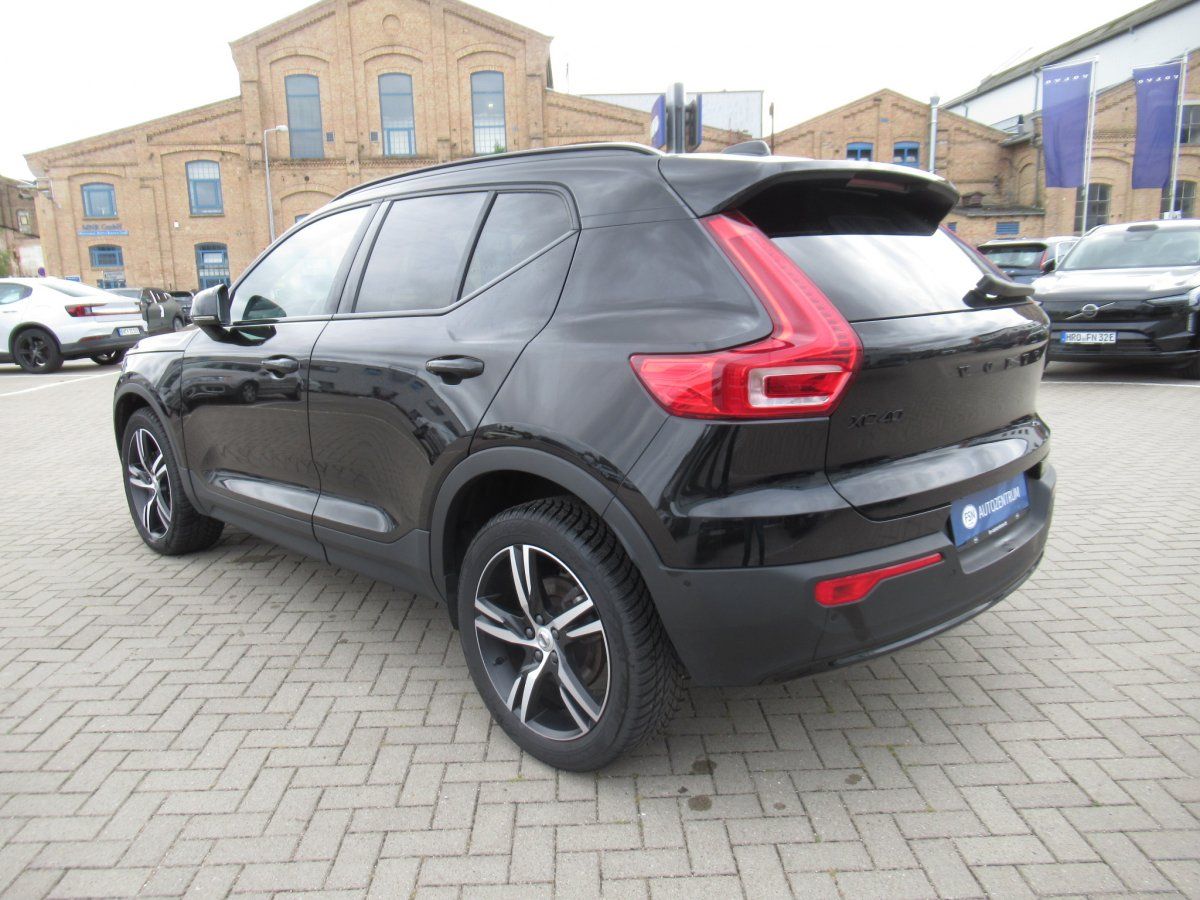 Volvo XC40 B3 Benzin Plus Black Edition Automatik imagem 3