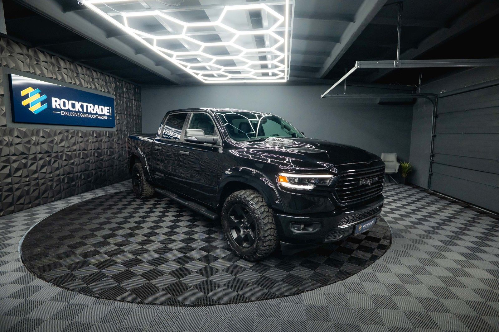 Fahrzeugabbildung Dodge RAM 5.7 V8 HEMI 4x4 OFFROAD Night-Paket *LED*19%