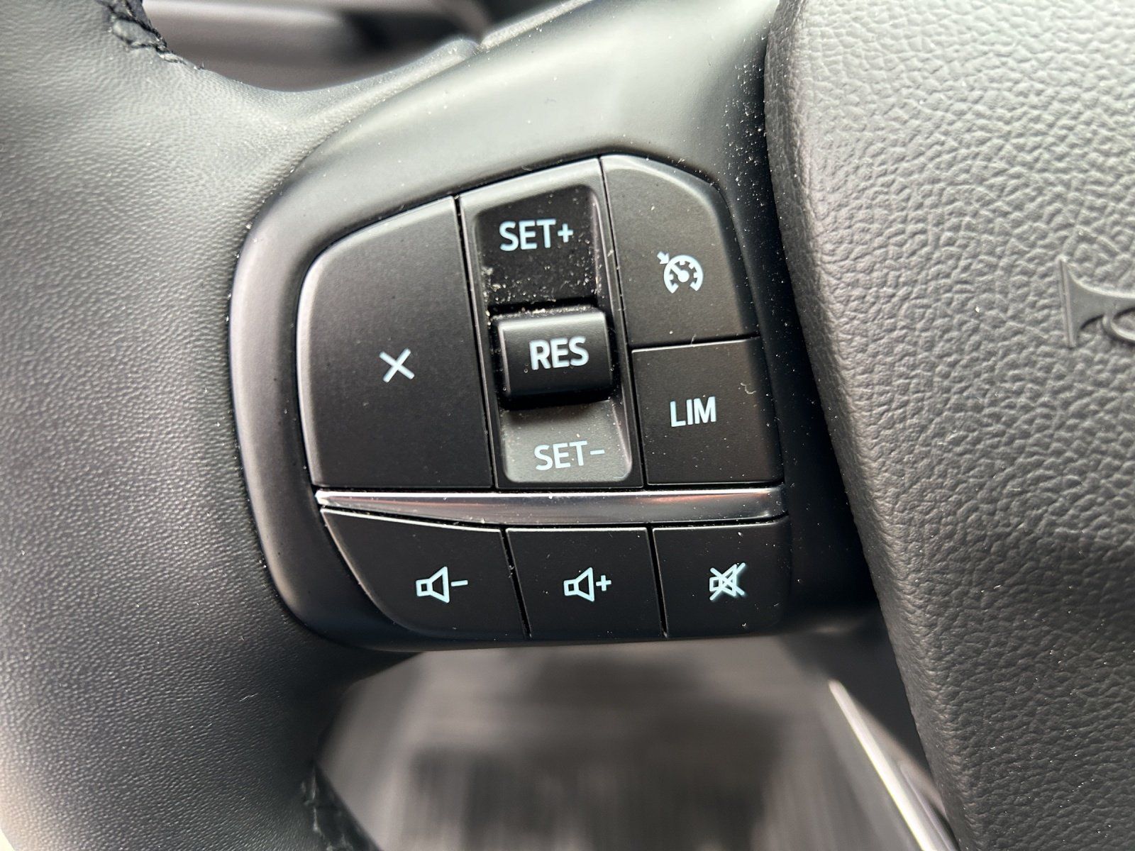 Fahrzeugabbildung Ford Kuga Titanium X PHEV HUD El. Panodach Navi digit