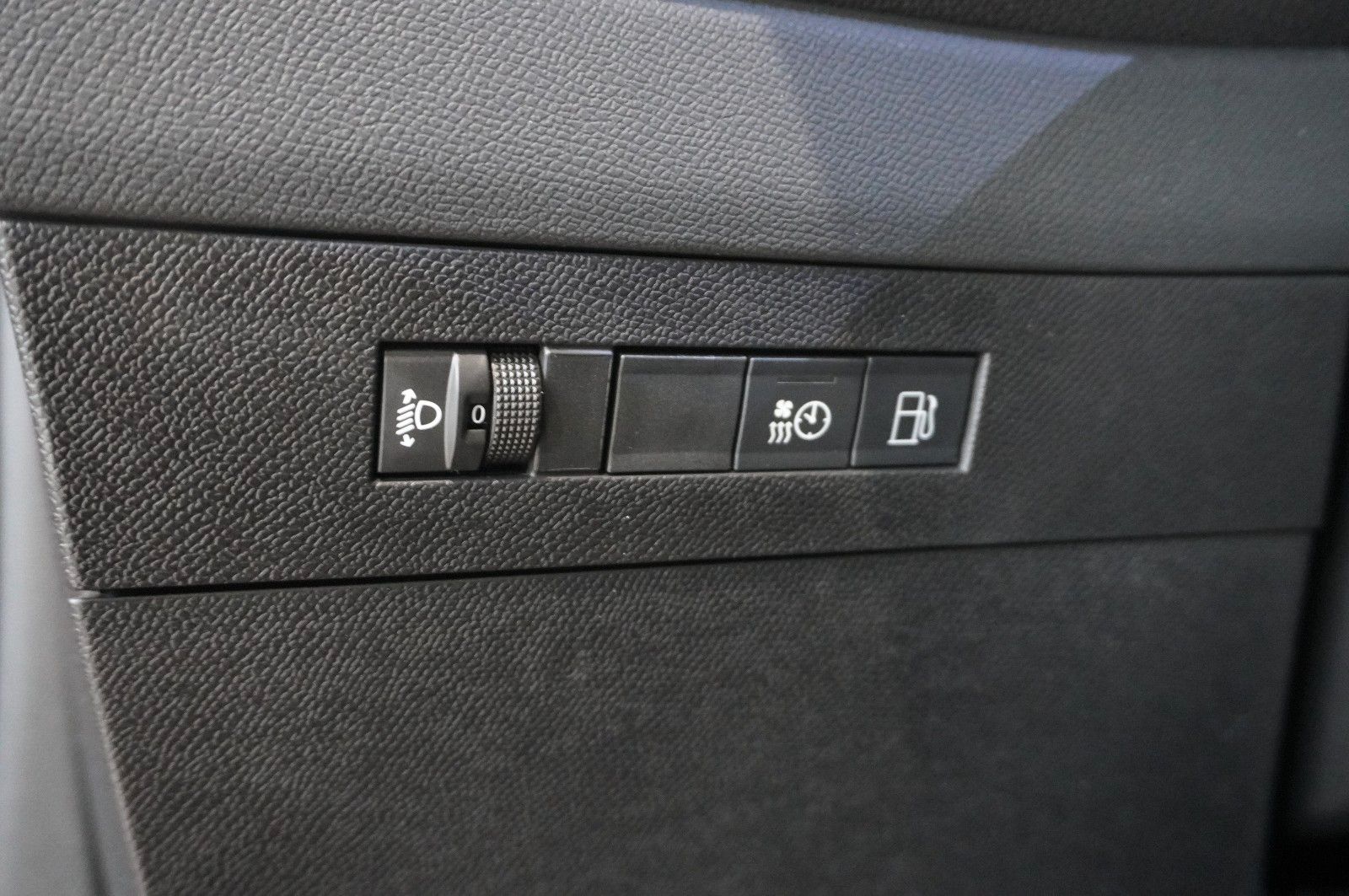 Fahrzeugabbildung Opel Astra L Lim. 1.6 HYBRID ELEGANCE NAVI/LED/KAMERA