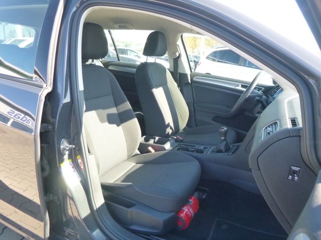 Fahrzeugabbildung Volkswagen Golf VII Variant >Navi/Klima/VW Connect<