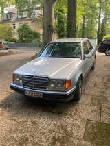 Mercedes-Benz Oldtimer, Limousine 220 E, Garagenwagen - Mercedes-Benz 220 aus 1993