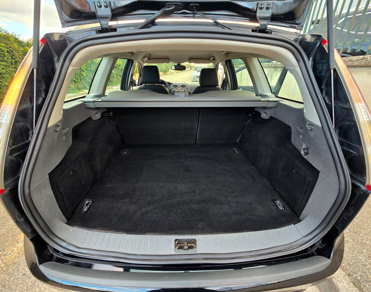 Ford Focus 2010 — photo 12
