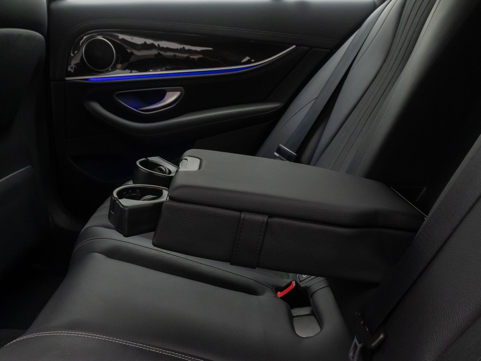Fahrzeugabbildung Mercedes-Benz E 300 de Widscreen 360&deg; DAB AHK FahrAss HiFi 18"