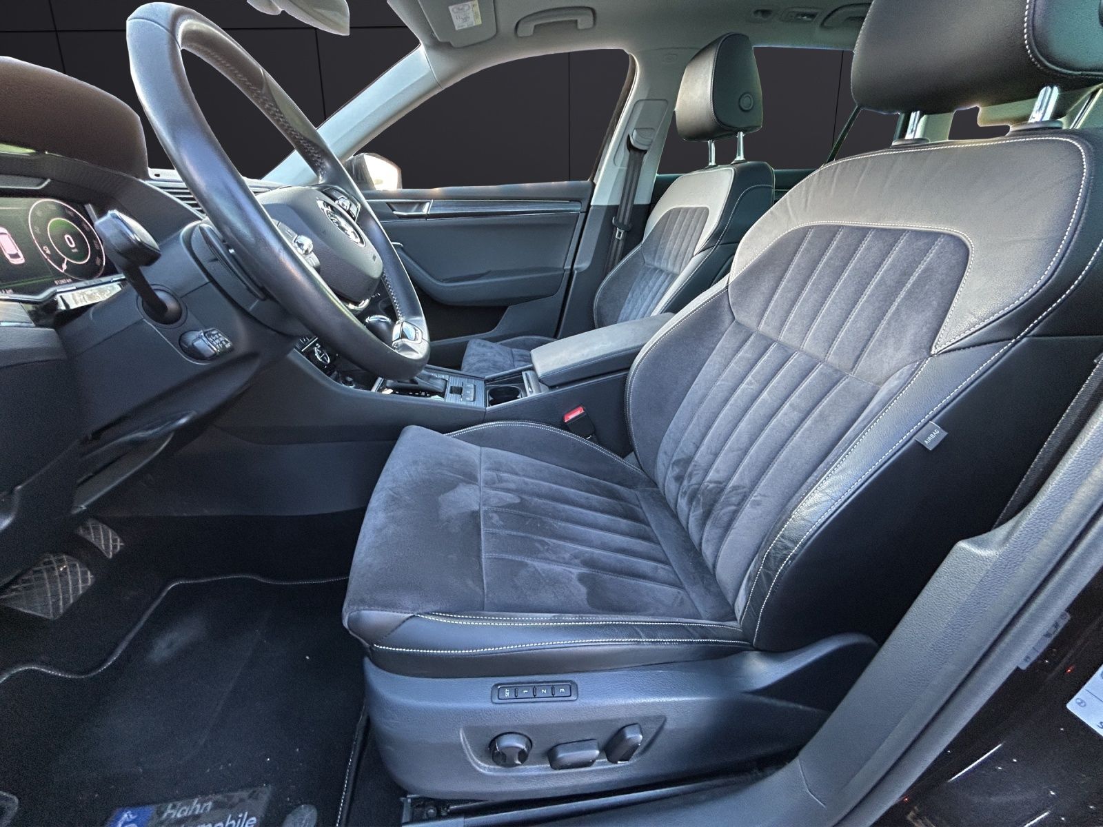 Fahrzeugabbildung SKODA Superb Combi iV Style Matrix AHK Navi AID Pano A