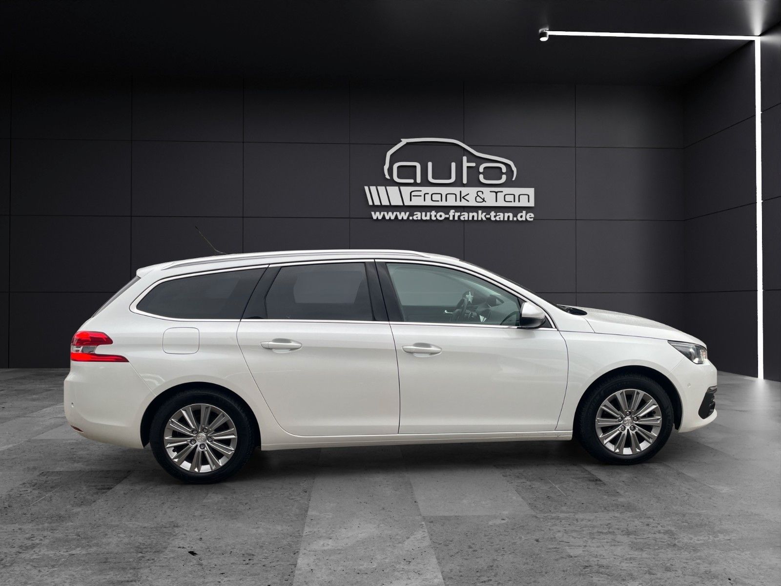 Fahrzeugabbildung Peugeot 308 SW Allure Pack*AHK*Kamera*Ambiente*Navi*