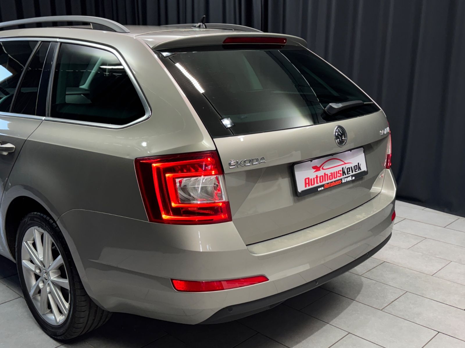 Fahrzeugabbildung SKODA Octavia Combi Elegance 4x4|NAVI|XENON|AHK|