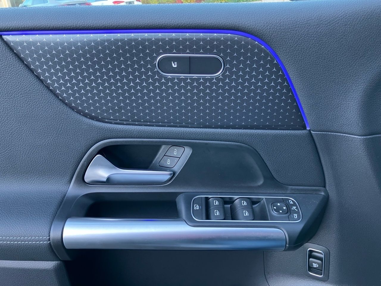 Fahrzeugabbildung Mercedes-Benz B 180 NIGHT+AHK+MULTIBEAM+LENKRADHEIZ+KAMERA+