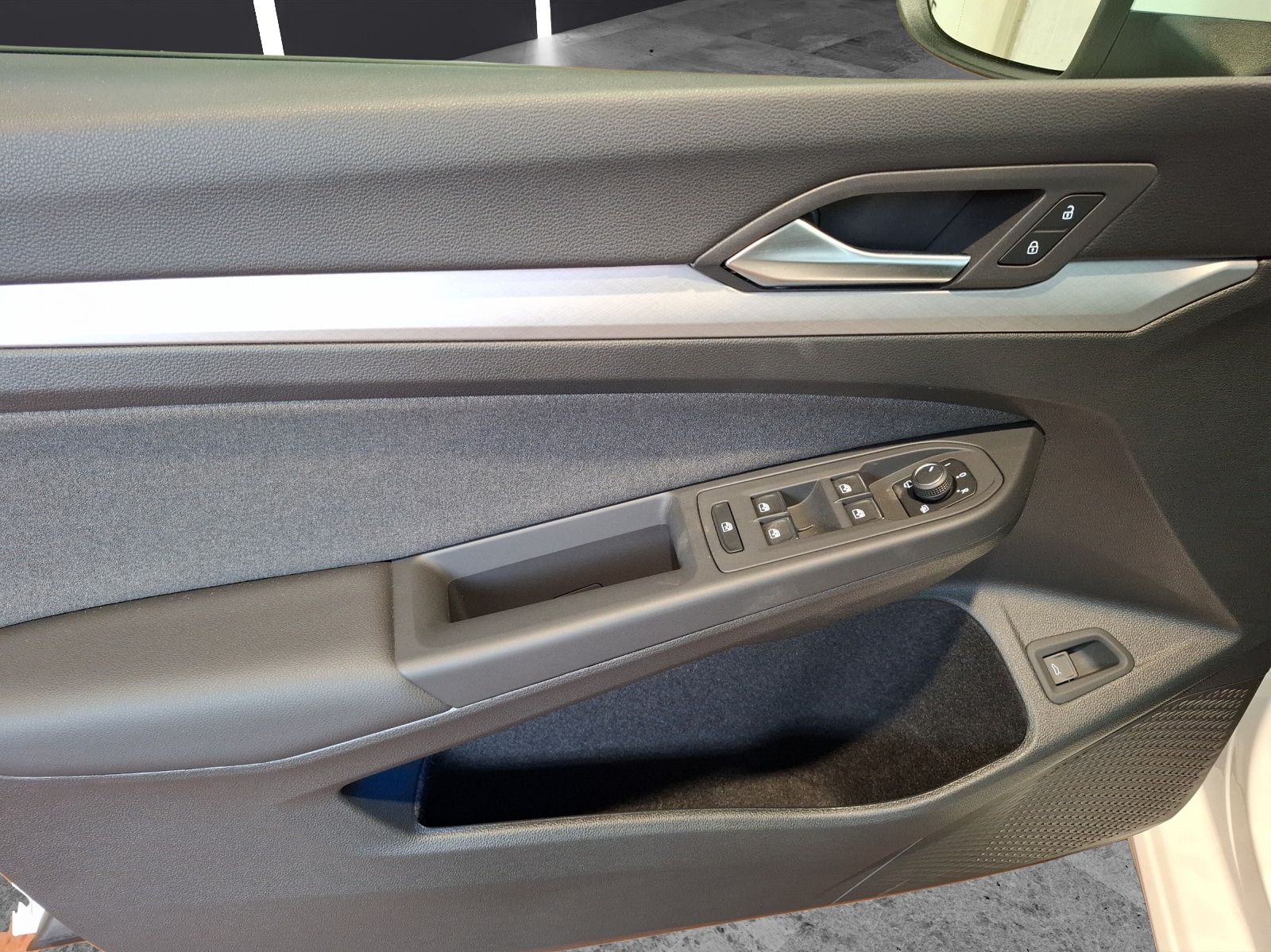 Fahrzeugabbildung Volkswagen Golf VIII Variant TSI Life Standhzg. LED Navi HU