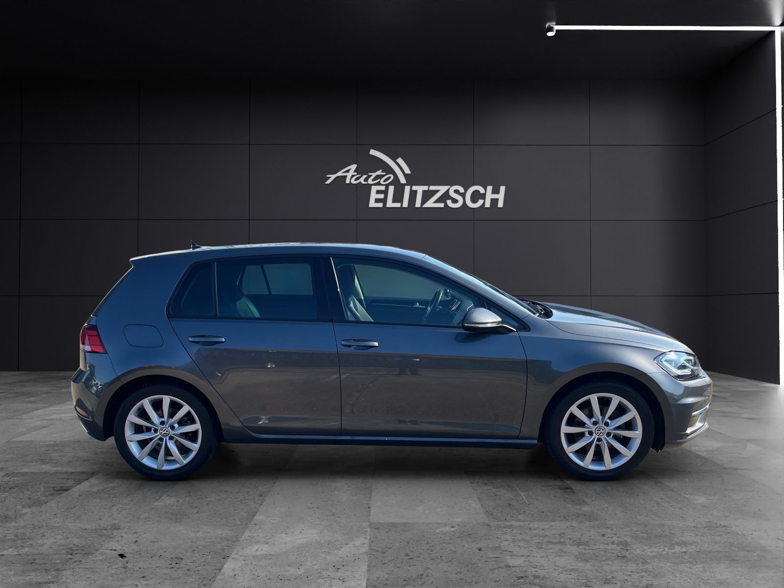 Fahrzeugabbildung Volkswagen Golf VII Highline TSI DSG LED SHZ STH NAVI AMBIE