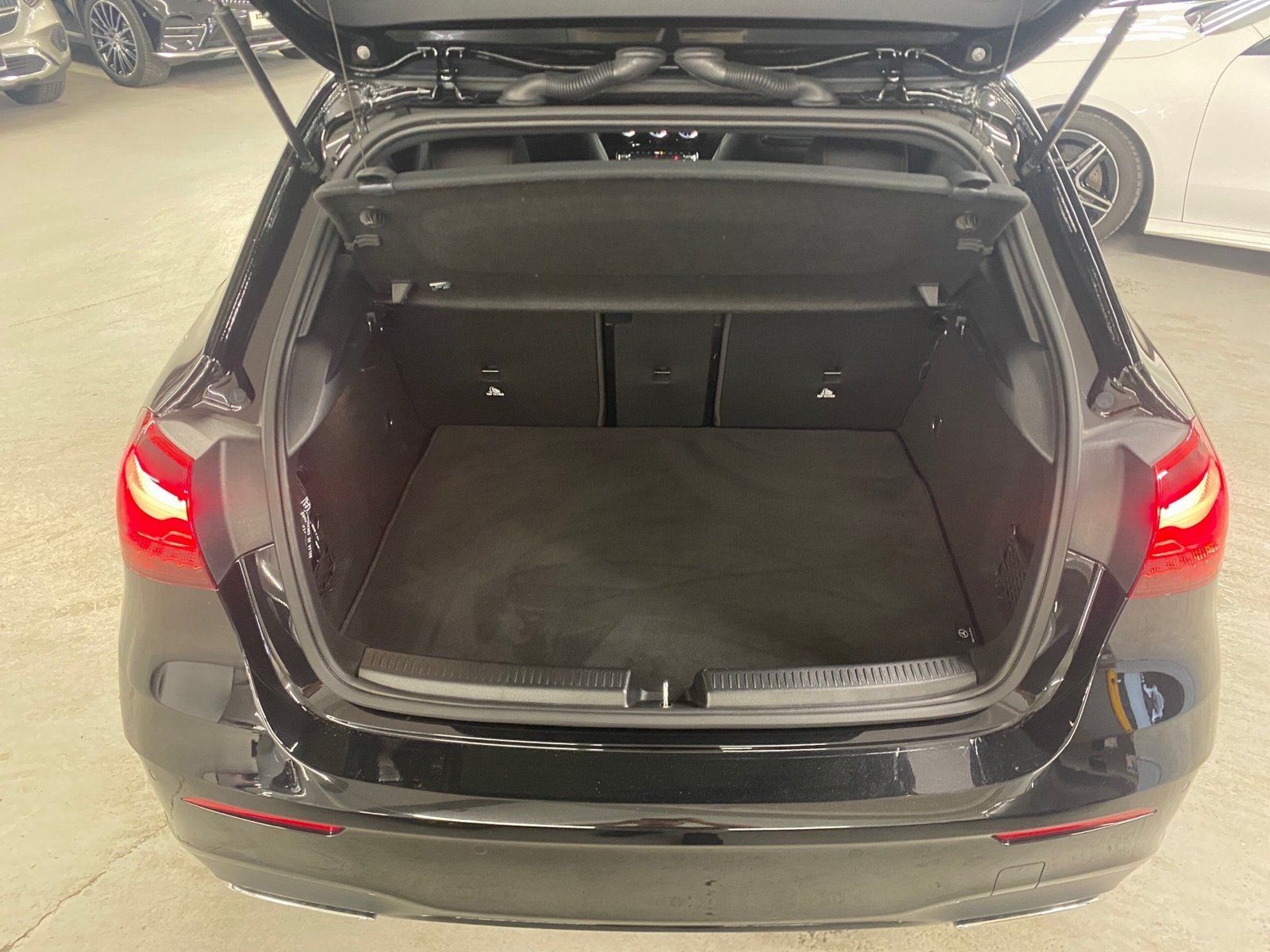 Fahrzeugabbildung Mercedes-Benz A 200 AMG Premium*Pano*Distro*Totwink*Multibeam*