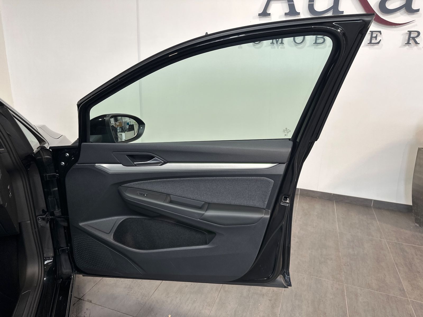 Fahrzeugabbildung Volkswagen Golf VIII 2.0 TDI DSG MOVE NAV+LED+PANO+AHK+HUD