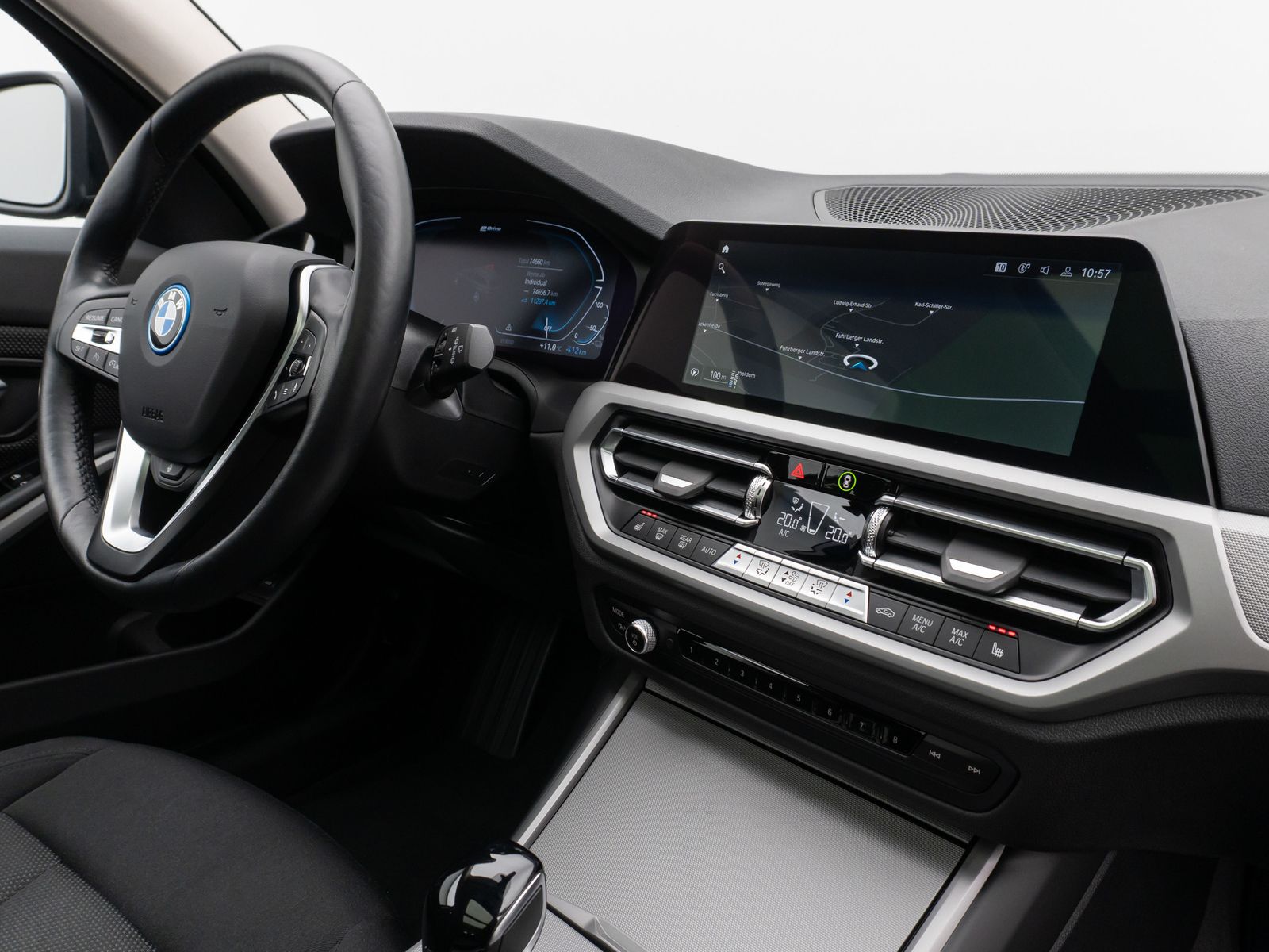 Fahrzeugabbildung BMW 330e Panorama Kamera DAB WLAN Lenkrhzg Alarm LED