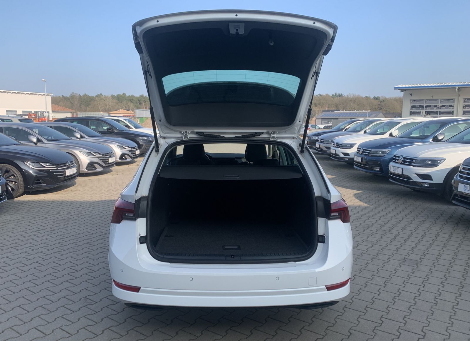 Fahrzeugabbildung SKODA Octavia 2.0 TDI*AHK*LED*HeadUp*Cam*Navi*ACC*