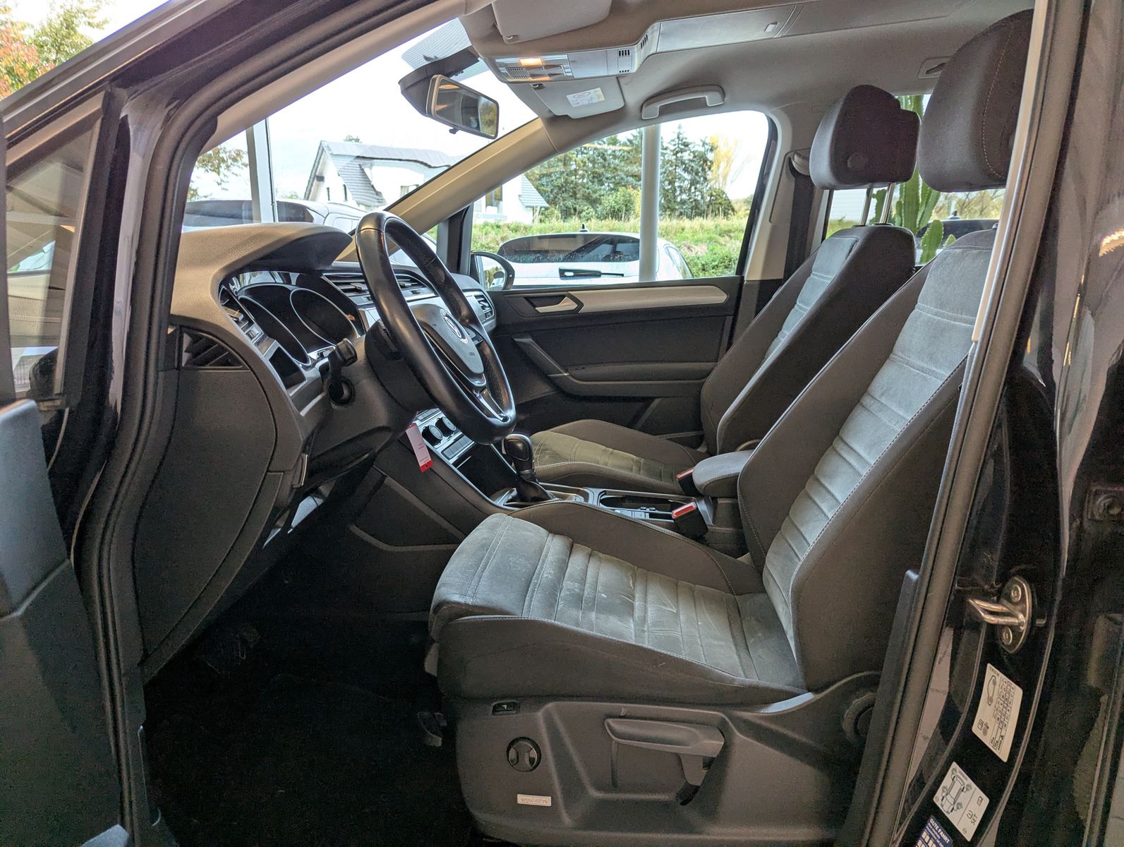 Fahrzeugabbildung Volkswagen Touran 1.4 TSI DSG Comfline 7-Sitze Navi