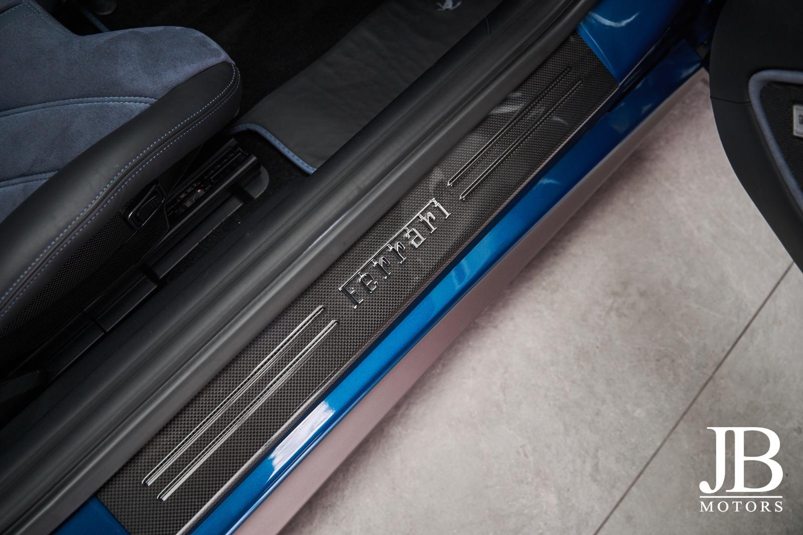 Ferrari F12 Berlinetta V12 740 ch • Atelier Car Blu Abu Dhabi • Carbone • Baquets carbone • Lift • 37 000 km