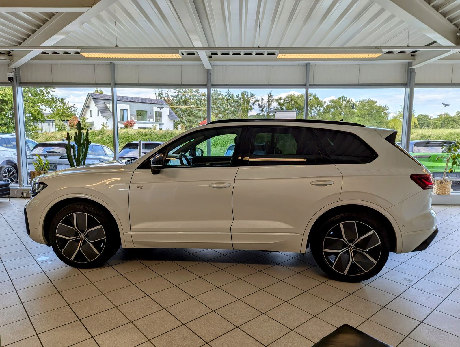 VW Touareg 3.0 TDI 4M R-Line Komfort-Paket UPE 111T - Image 4