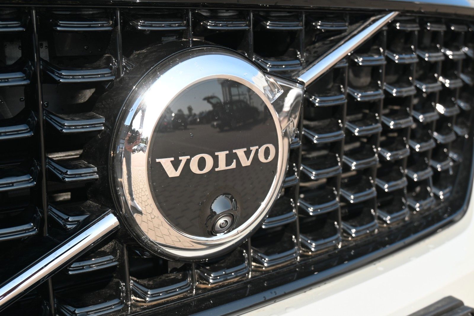 Fahrzeugabbildung Volvo XC40 B4 DKG Plus Dark*FSHZG*360°*ACC*AHK