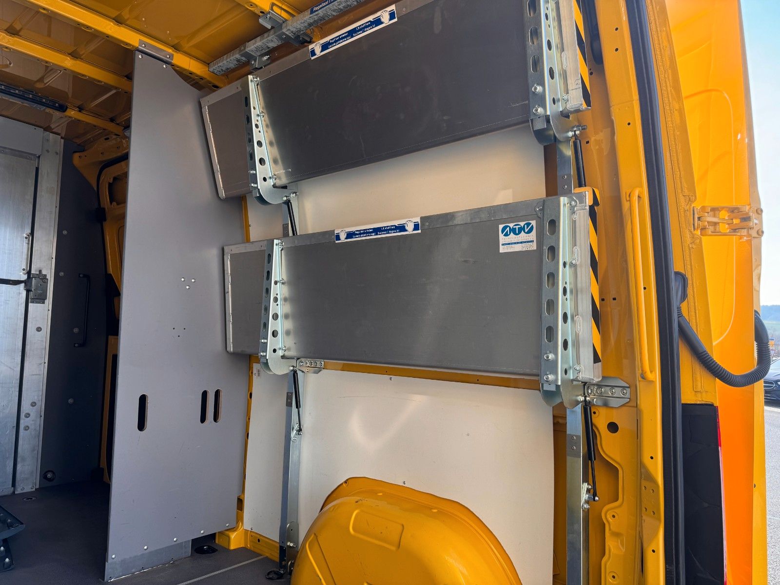 Fahrzeugabbildung Mercedes-Benz eSprinter 312 DHL Regal KEP-Ausbau