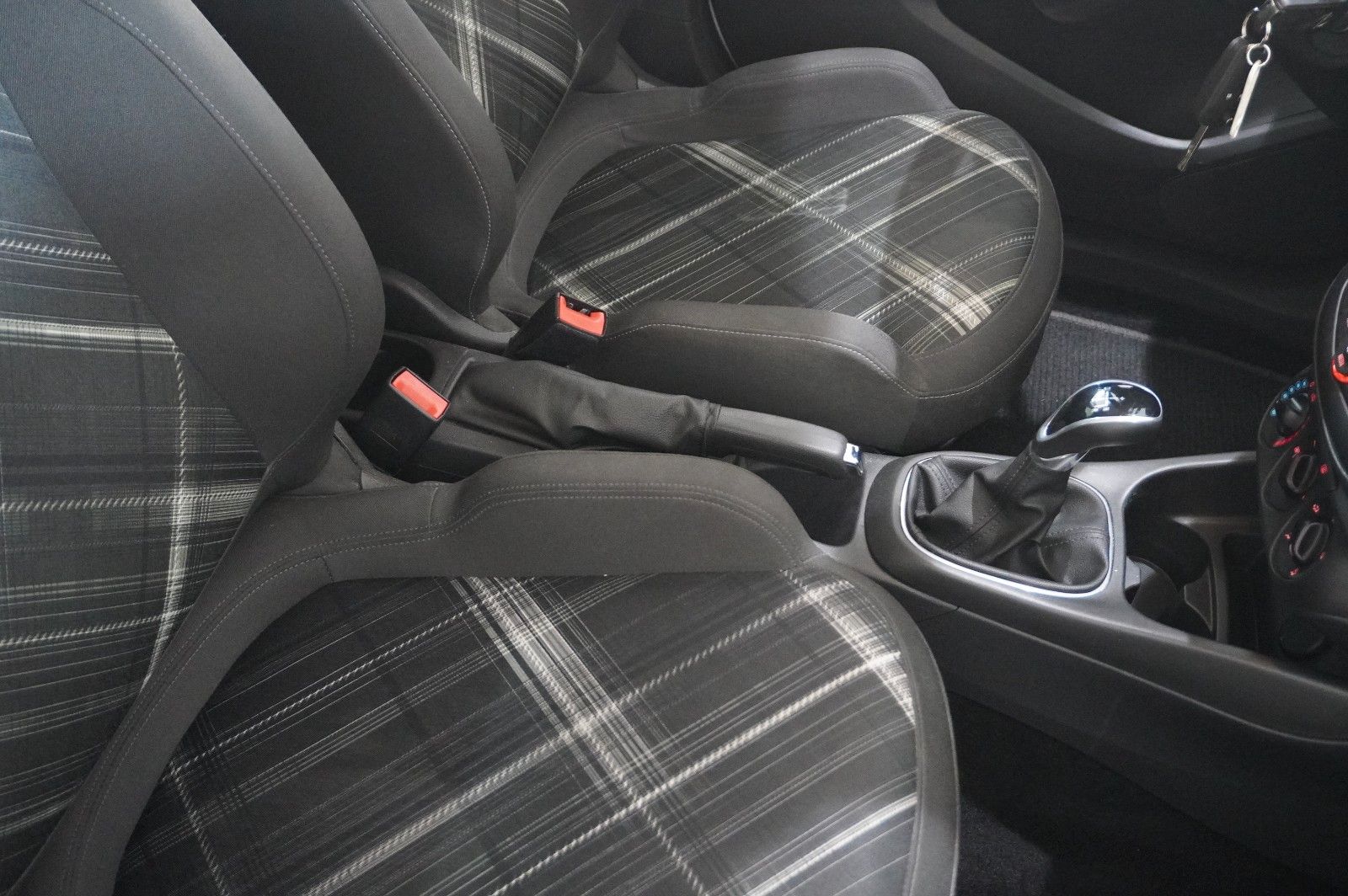 Fahrzeugabbildung Opel Corsa E 1.2 COLOR EDIT. AUTOM. LED/SHZ/SPORT/USB