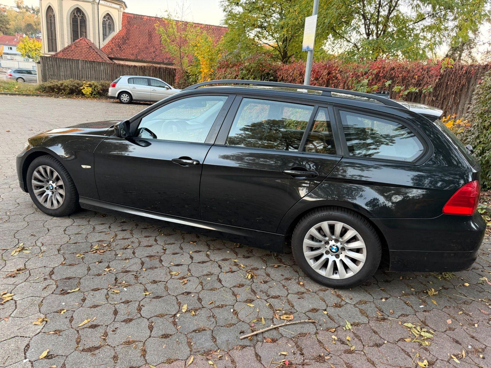 BMW 320 2009 — interior