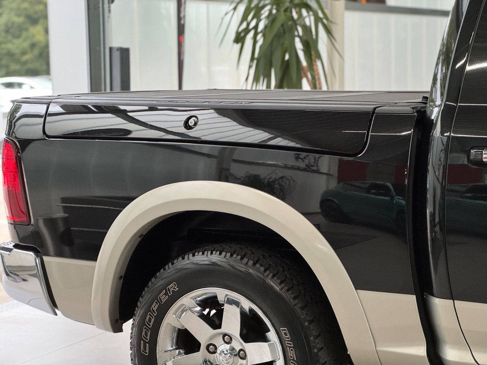 Fahrzeugabbildung Dodge RAM 5,7 Laramie Crew Cab LPG DVD RAM BOX 1.Hand