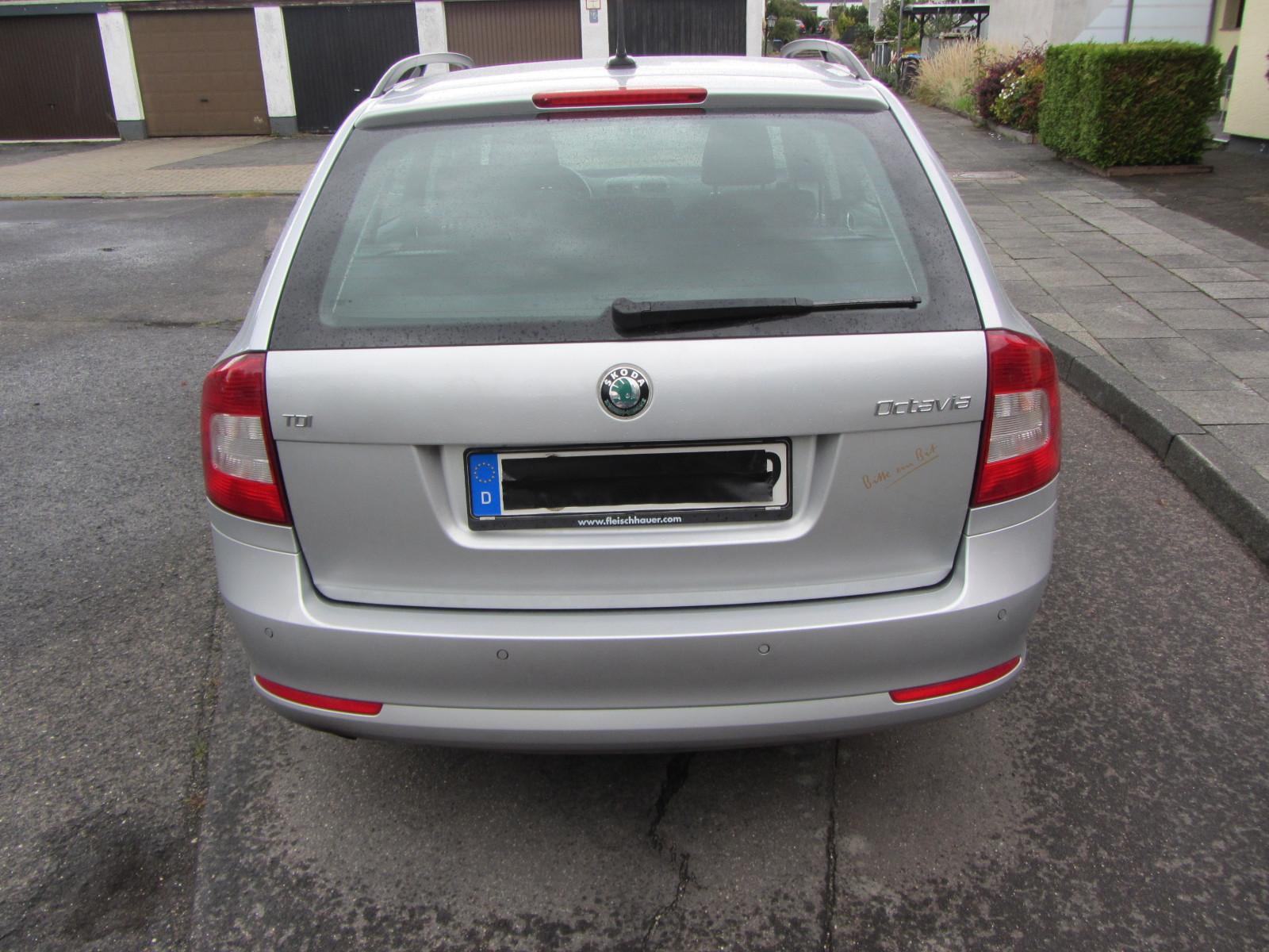 Skoda Octavia 2011 — rear view